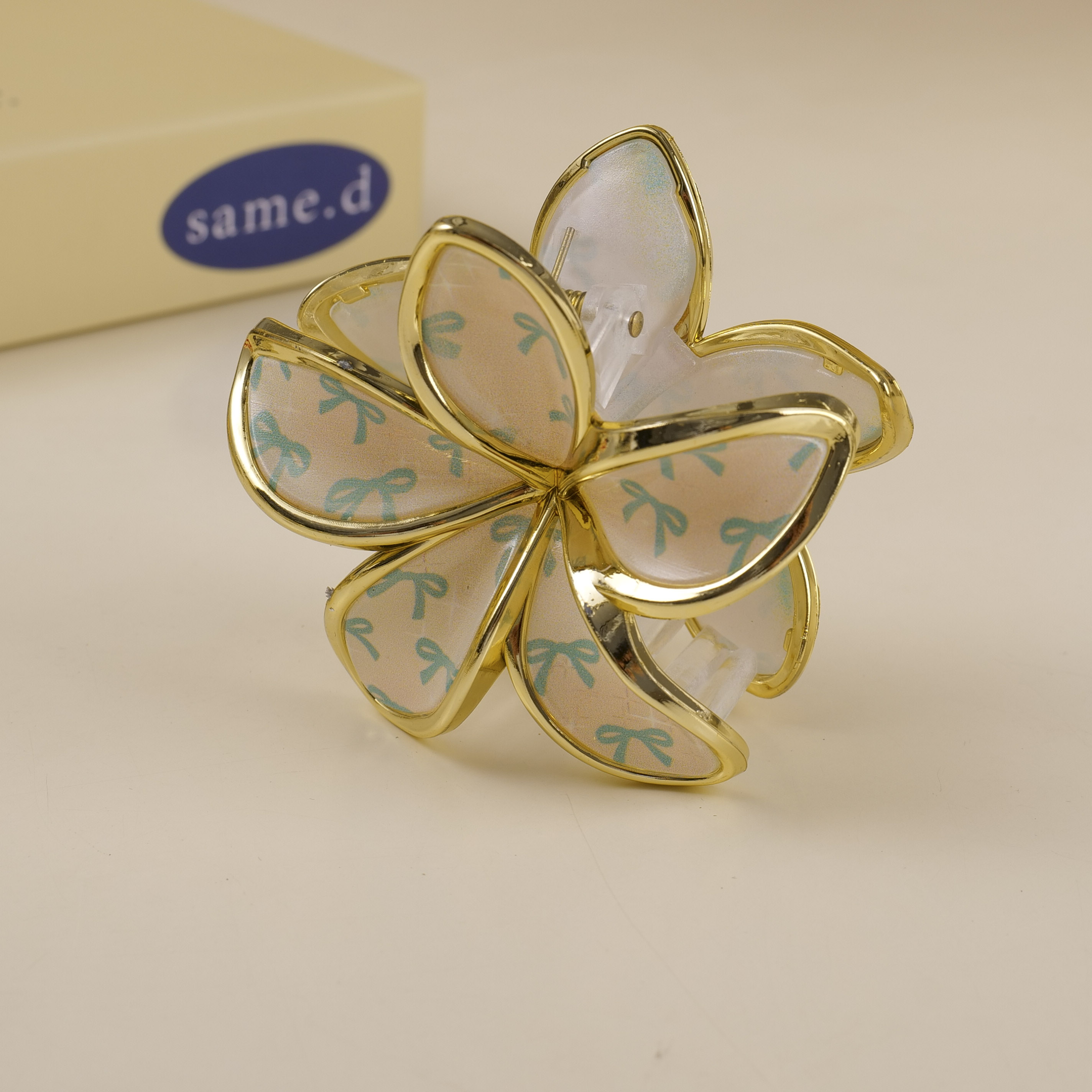 Gold-Edged Bow Plumeria Hair Claw 8cm