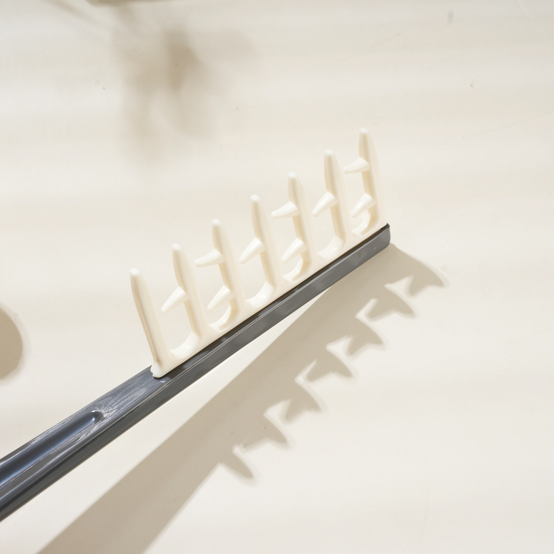 Fluffy Hair Comb - Dark Gray - SY774-2 (Chinese and English)