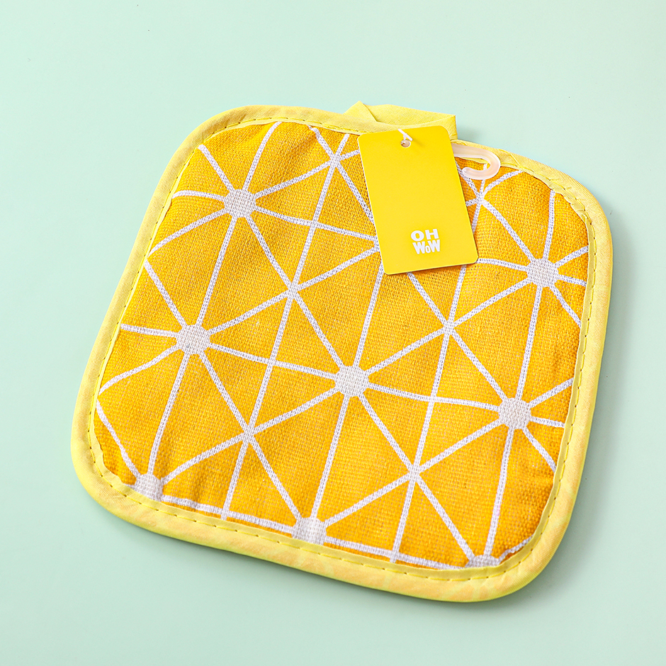 Cotton and linen yellow checkerboard heat insulation pad 17 x 17
