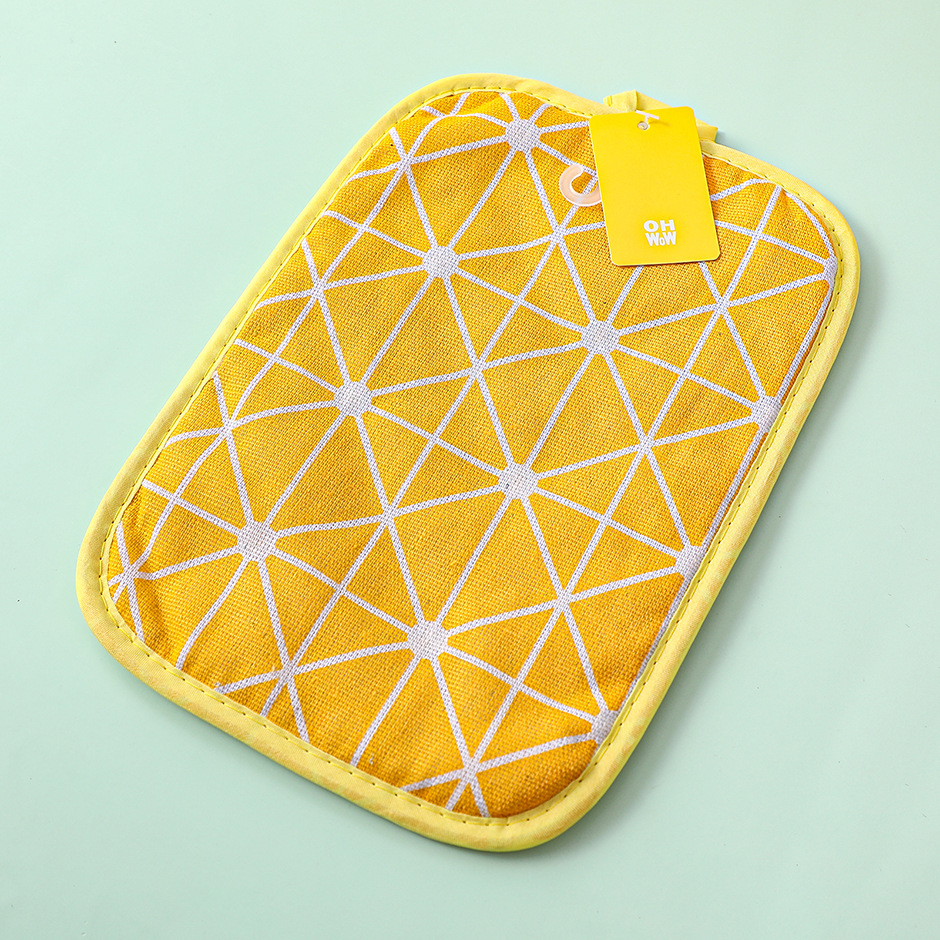 Cotton and linen yellow checkerboard heat insulation pad 17 x 25