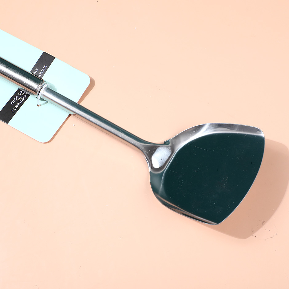 Kitchen turner with magnetic steel handle