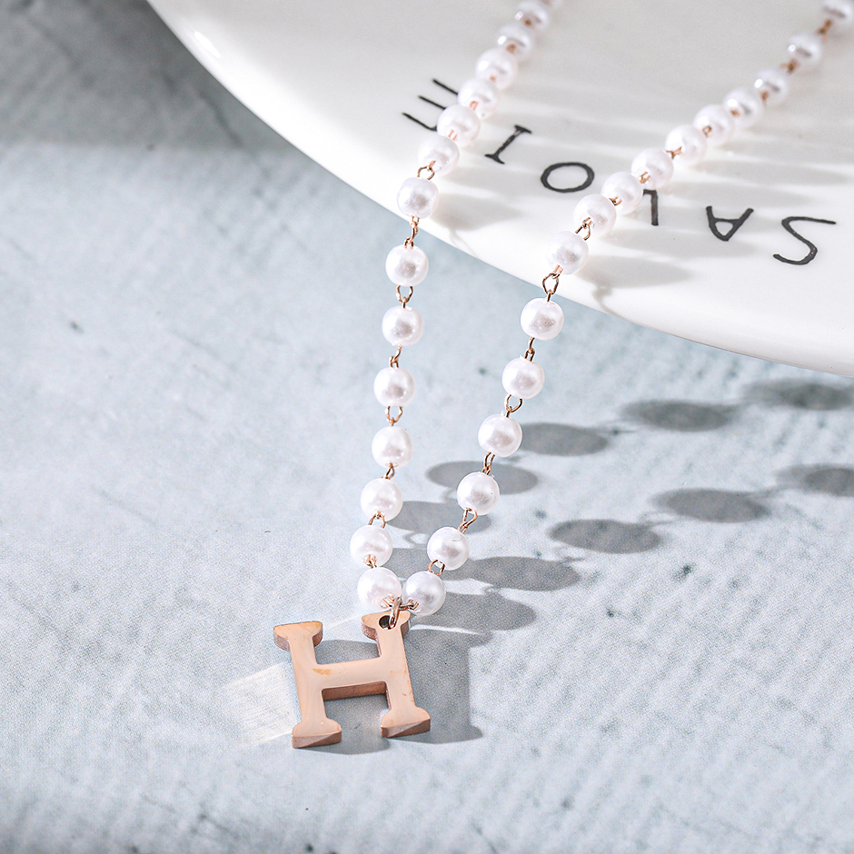 Lady pearl letter necklace