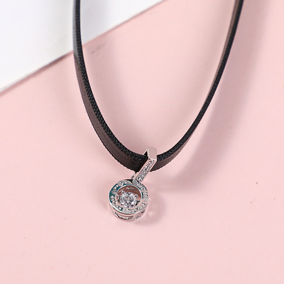 Elegant rhinestone round necklace
