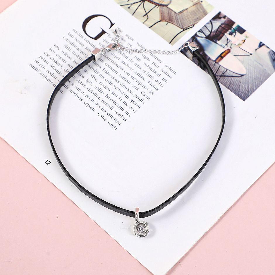 Elegant rhinestone round necklace